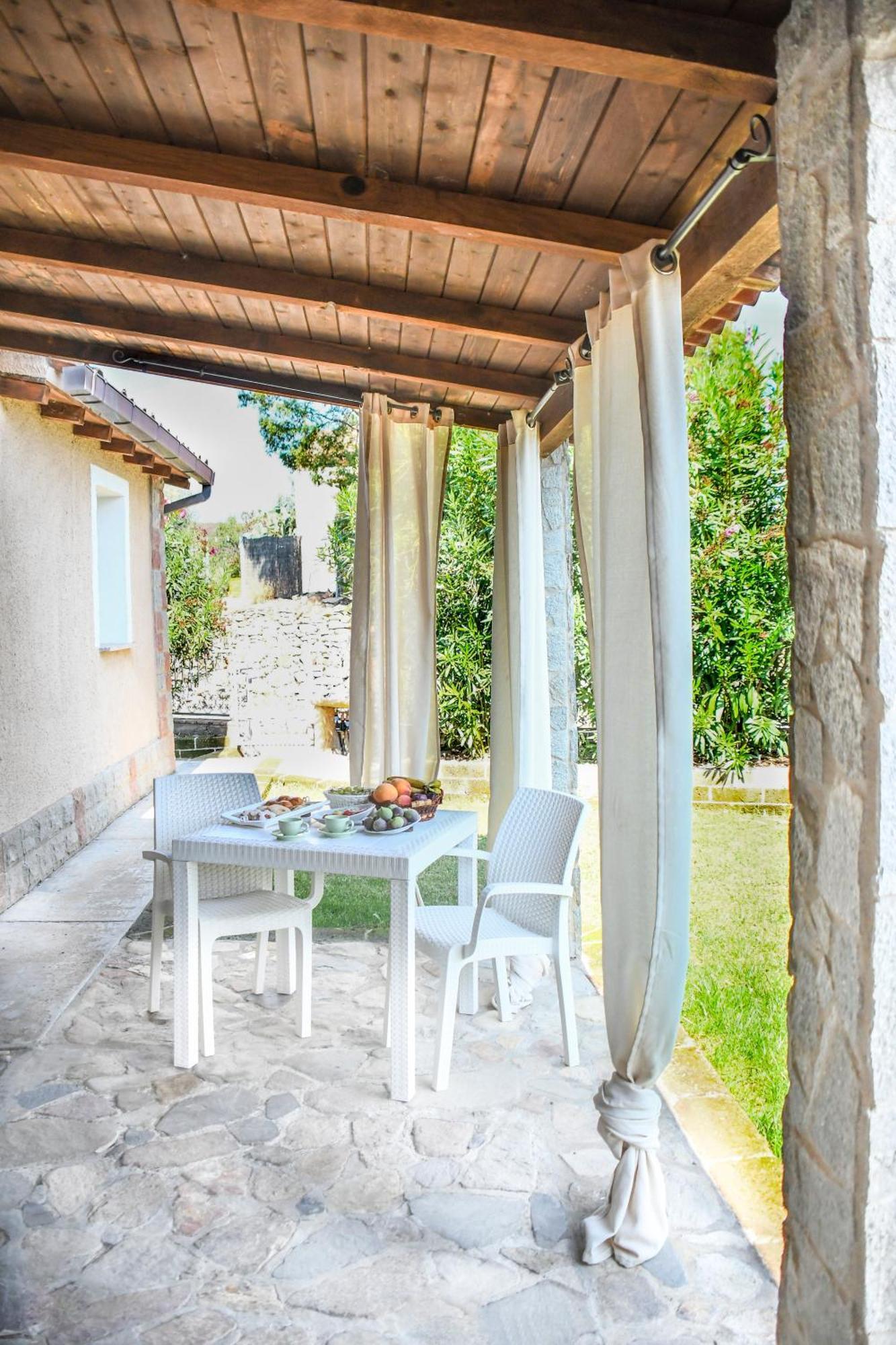 Domu Virginia Bed & Breakfast Castiadas Bagian luar foto